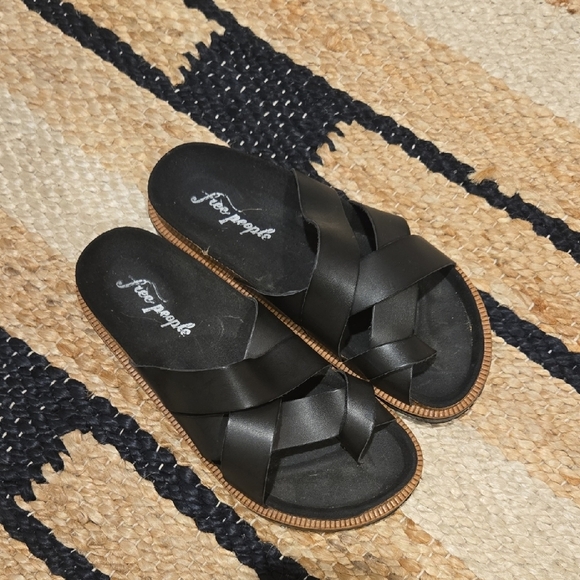 Free People Black Cork Bed Flat Sandals, Leather Upper, VGUC, Sz6, Comfort - Picture 4 of 11